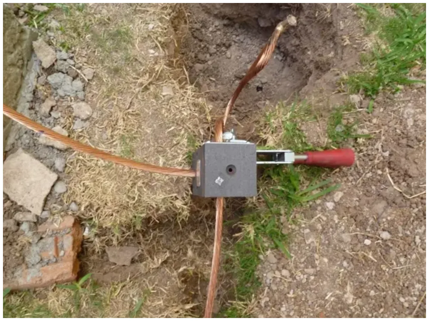 Electricista instalando Sistemas de tierra física Acapulco