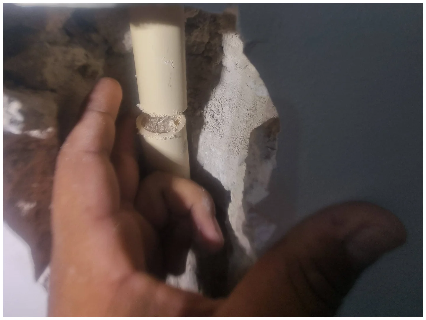 Tecnico haciendo Reparación de Fuga de Agua en Acapulco
